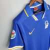 Présente la manche, col et logos du maillot vintage Italie Domicile Euro 1996