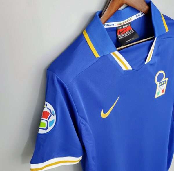 Présente la manche, col et logos du maillot vintage Italie Domicile Euro 1996