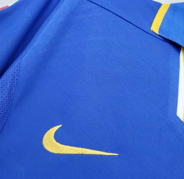 Zoom sur le logo du maillot vintage Italie Domicile Euro 1996