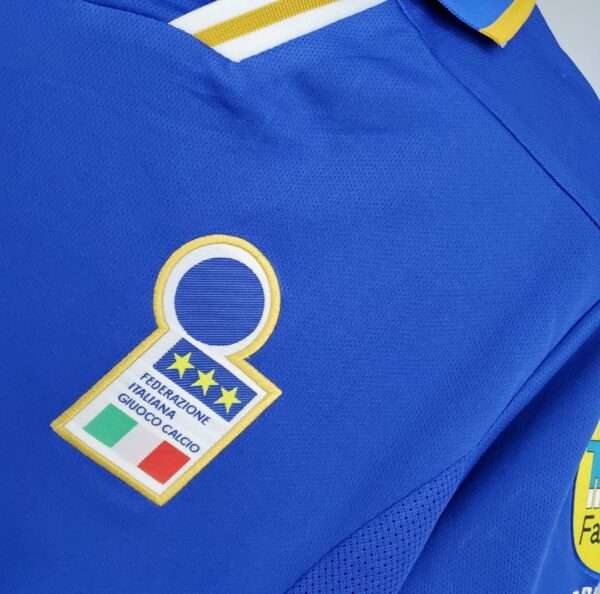 Zoom sur le logo du maillot vintage Italie Domicile Euro 1996