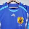 Zoom sur les logos, col et coutures du maillot vintage Japon Domicile Coupe du Monde 2006