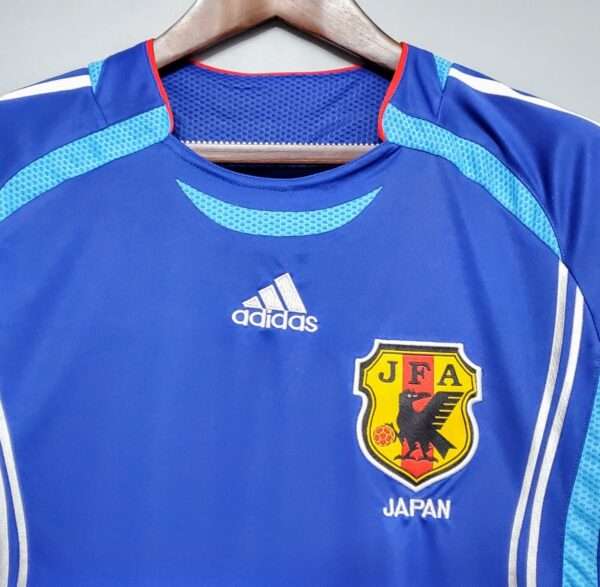 Zoom sur les logos, col et coutures du maillot vintage Japon Domicile Coupe du Monde 2006