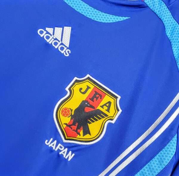Zoom sur les logos et coutures du maillot vintage Japon Domicile Coupe du Monde 2006