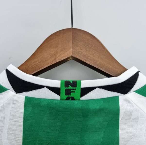 Présente le col et coutures du maillot vintage Nigeria Extérieur Jeux Olympiques 1996