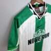 Présente la manche, col et logos du maillot vintage Nigeria Extérieur Jeux Olympiques 1996