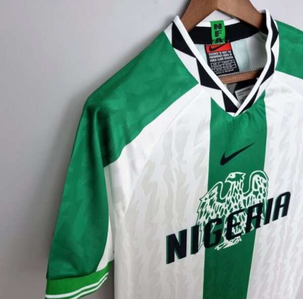Présente la manche, col et logos du maillot vintage Nigeria Extérieur Jeux Olympiques 1996