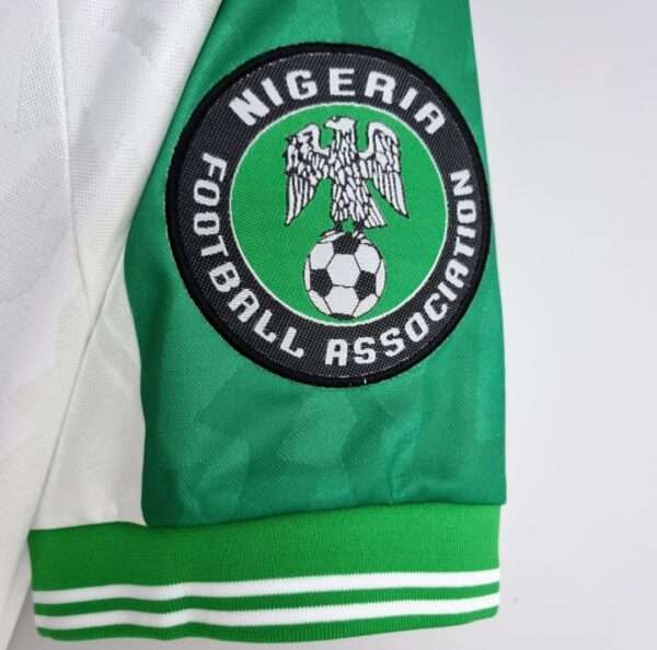 Présente la manche et logo du maillot vintage Nigeria Extérieur Jeux Olympiques 1996