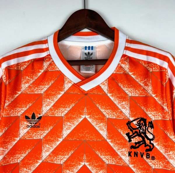 Présente le col et logos du maillot vintage Pays-Bas Domicile 1988