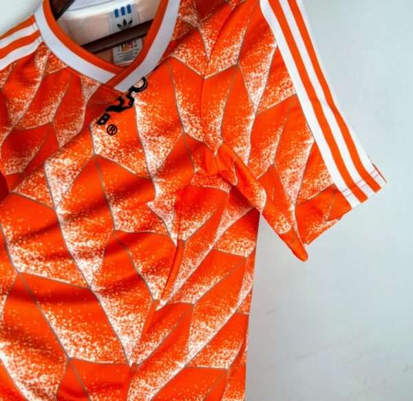 Présente la manche et col du maillot vintage Pays-Bas Domicile 1988