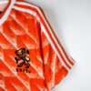 Zoom sur la manche et logo du maillot vintage Pays-Bas Domicile 1988