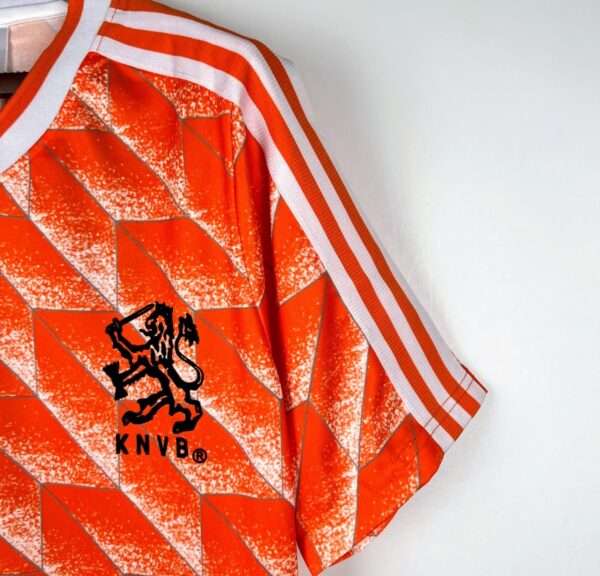 Zoom sur la manche et logo du maillot vintage Pays-Bas Domicile 1988
