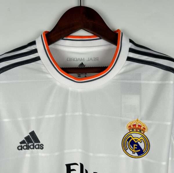 Zoom sur les logos et col du maillot vintage Real Madrid Domicile 2013/2014