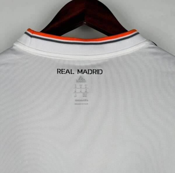 Présente le col du maillot vintage Real Madrid Domicile 2013/2014
