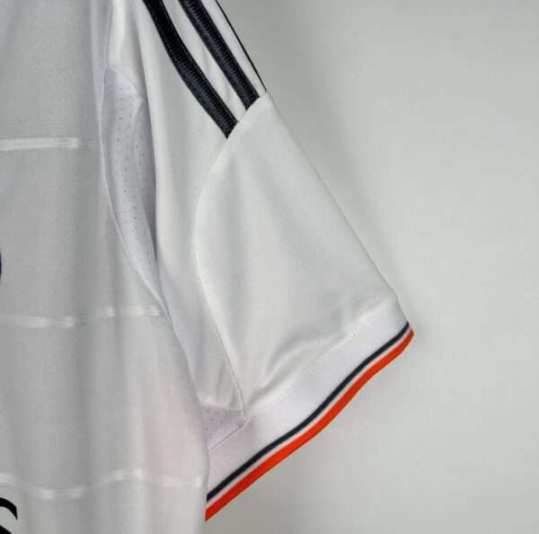 Zoom sur la manche et coutures du maillot vintage Real Madrid Domicile 2013/2014
