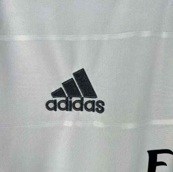 Zoom sur le logo du maillot vintage Real Madrid Domicile 2013/2014
