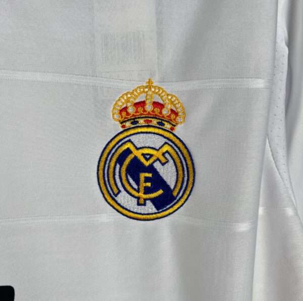 Zoom sur le logo du maillot vintage Real Madrid Domicile 2013/2014