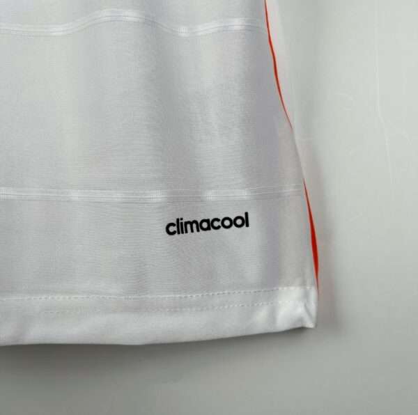 Zoom sur le logo et coutures du maillot vintage Real Madrid Domicile 2013/2014