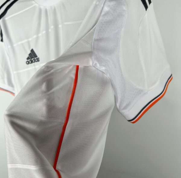 Zoom sur la manche et coutures du maillot vintage Real Madrid Domicile 2013/2014