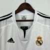 Présente le col du maillot vintage Real Madrid Domicile 2004/2005