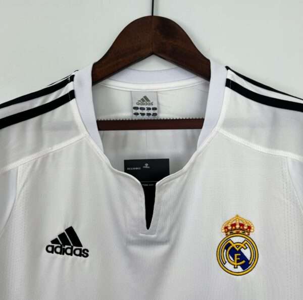 Présente le col du maillot vintage Real Madrid Domicile 2004/2005