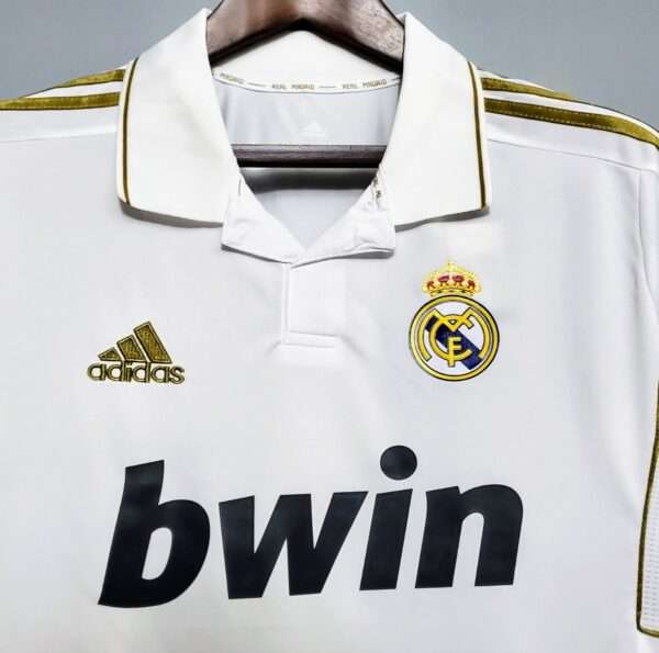 Présente le col et logos du maillot Real 2011