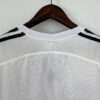 Présente le col du maillot vintage Real Madrid Domicile 2004/2005