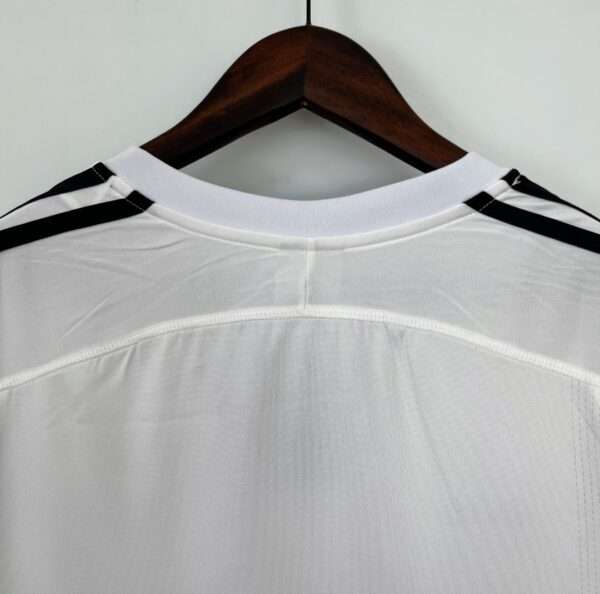 Présente le col du maillot vintage Real Madrid Domicile 2004/2005