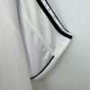 Zoom sur la manche et coutures du maillot vintage Real Madrid Domicile 2004/2005