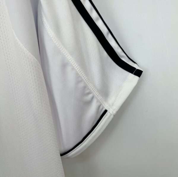 Zoom sur la manche et coutures du maillot vintage Real Madrid Domicile 2004/2005