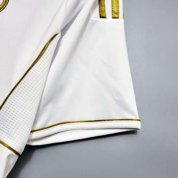 Zoom sur la manche et coutures du maillot Real 2011