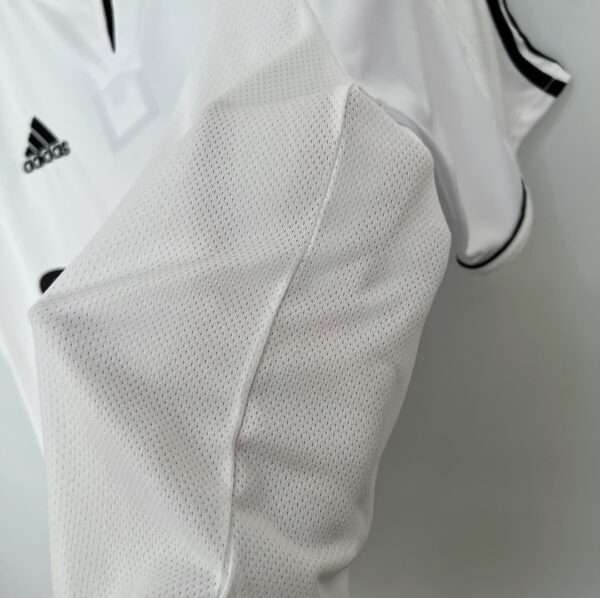 Zoom sur les coutures du maillot vintage Real Madrid Domicile 2004/2005