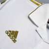 Zoom sur le logo et col du maillot Real 2011