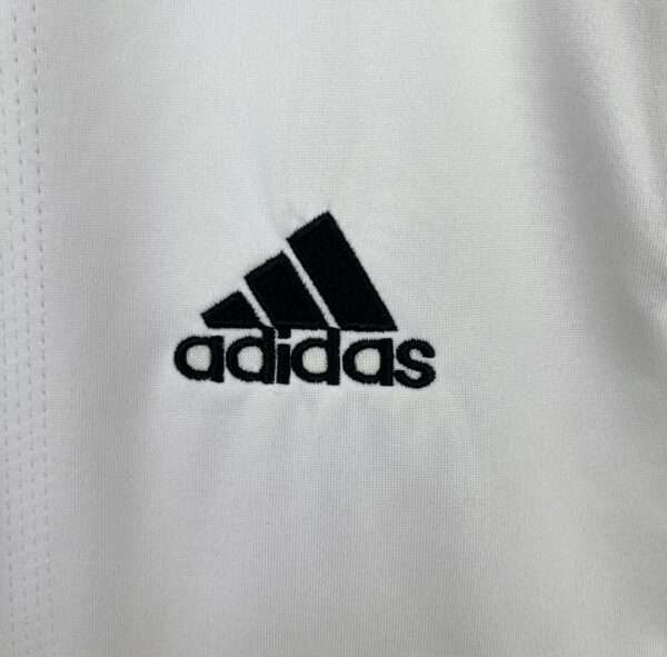 Zoom sur le logo du maillot vintage Real Madrid Domicile 2004/2005