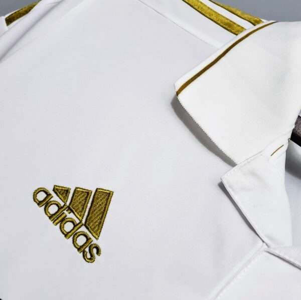 Zoom sur le logo et col du maillot Real 2011