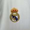Zoom sur le logo du maillot vintage Real Madrid Domicile 2004/2005