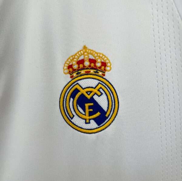 Zoom sur le logo du maillot vintage Real Madrid Domicile 2004/2005