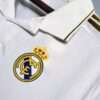 Zoom sur le logo et col du maillot Real 2011