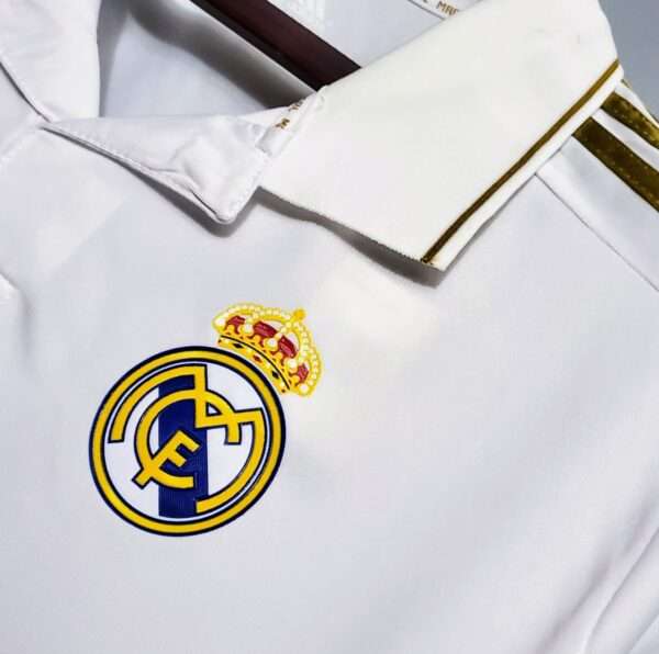 Zoom sur le logo et col du maillot Real 2011