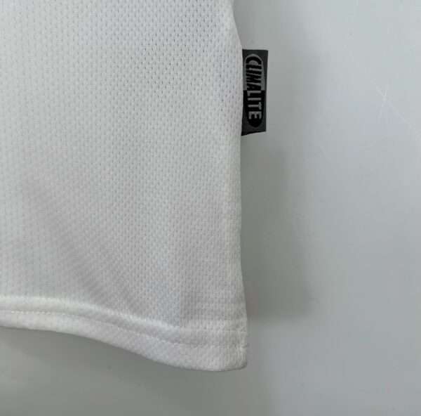 Zoom sur l'étiquette et coutures du maillot vintage Real Madrid Domicile 2004/2005