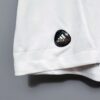 Zoom sur le logo et coutures du maillot Real 2011
