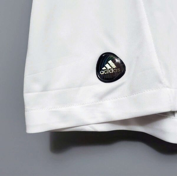Zoom sur le logo et coutures du maillot Real 2011