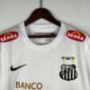 Présente le col et les logos du maillot Santos 2013