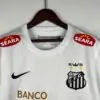 Présente le col et les logos du maillot Santos 2013