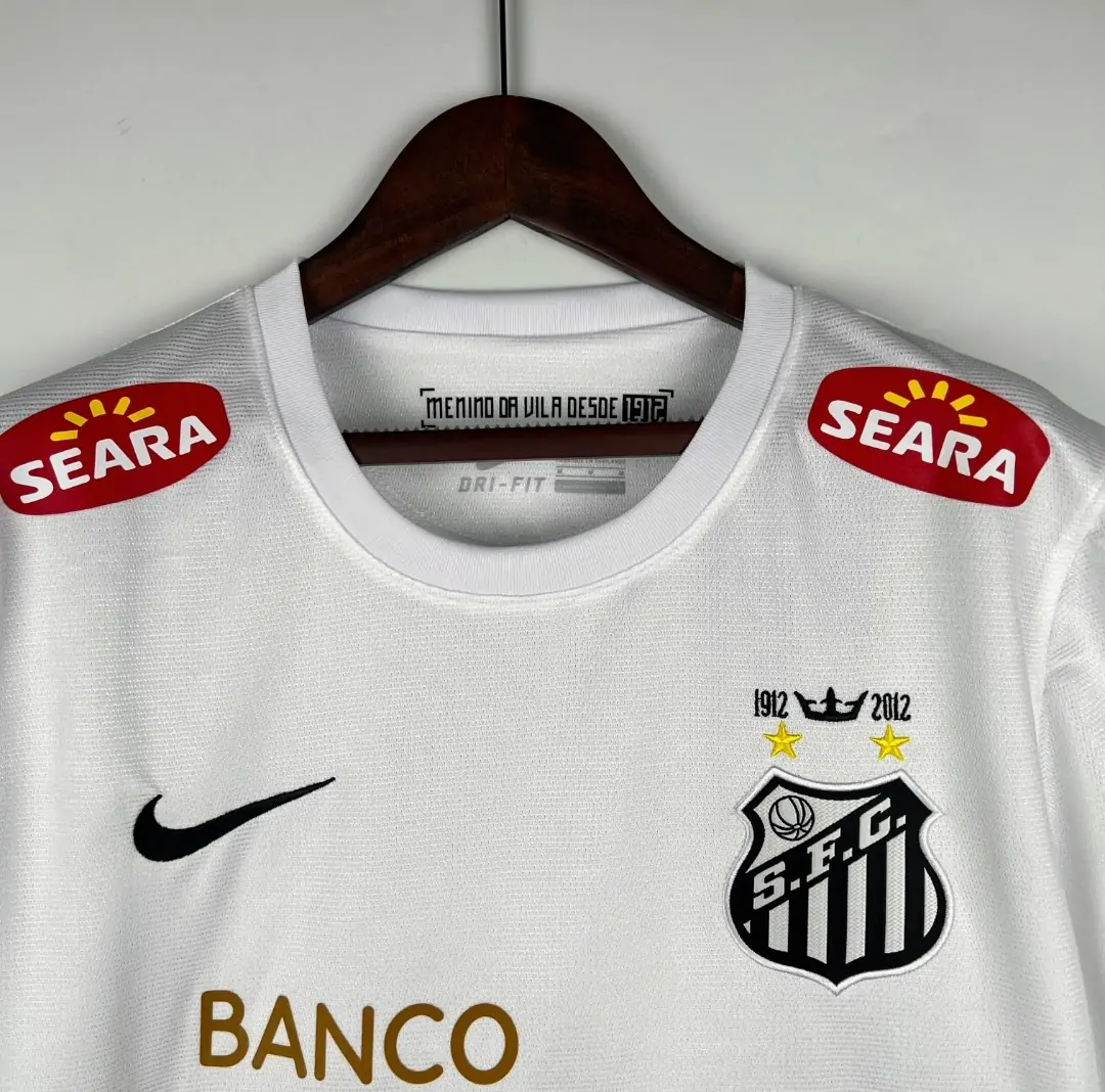Présente le col et les logos du maillot Santos 2013