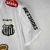 Présente la manche et logos du maillot Santos 2013