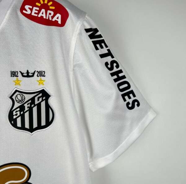 Présente la manche et logos du maillot Santos 2013