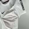 Zoom sur la manche, col et coutures du maillot Santos 2013
