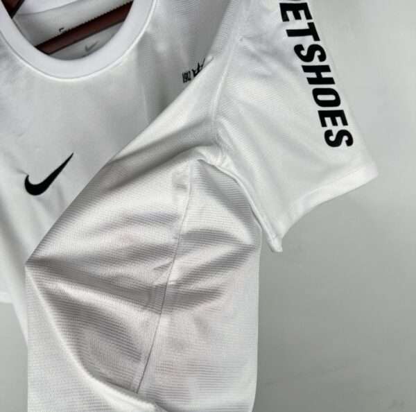 Zoom sur la manche, col et coutures du maillot Santos 2013