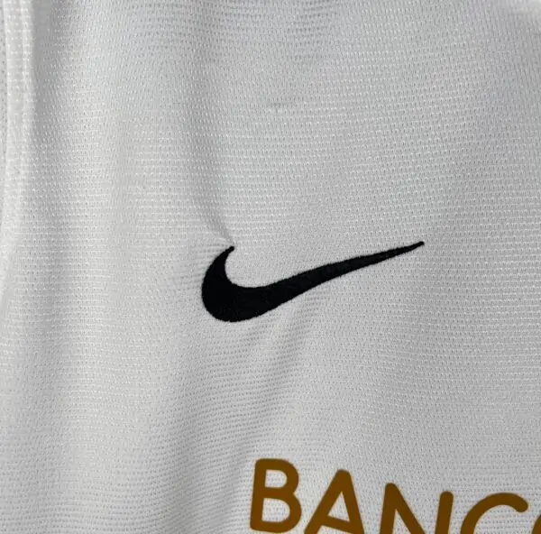 Présente le logo du maillot Santos 2013
