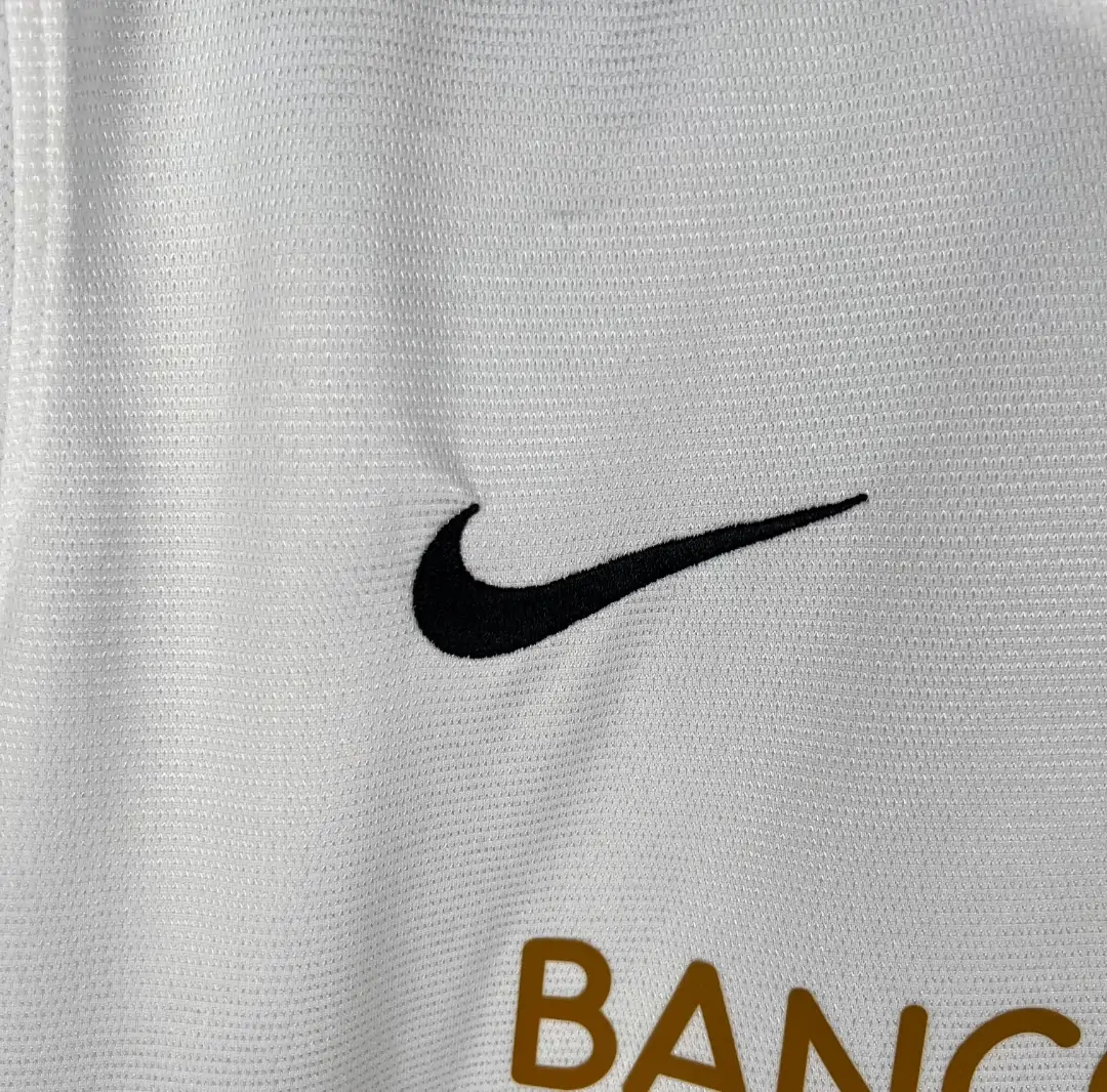 Présente le logo du maillot Santos 2013